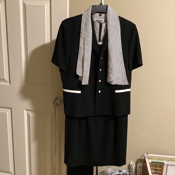 Dresses & Skirts - Black & White 2 pc Dress with Matching Jacket and Scarf Size 10P